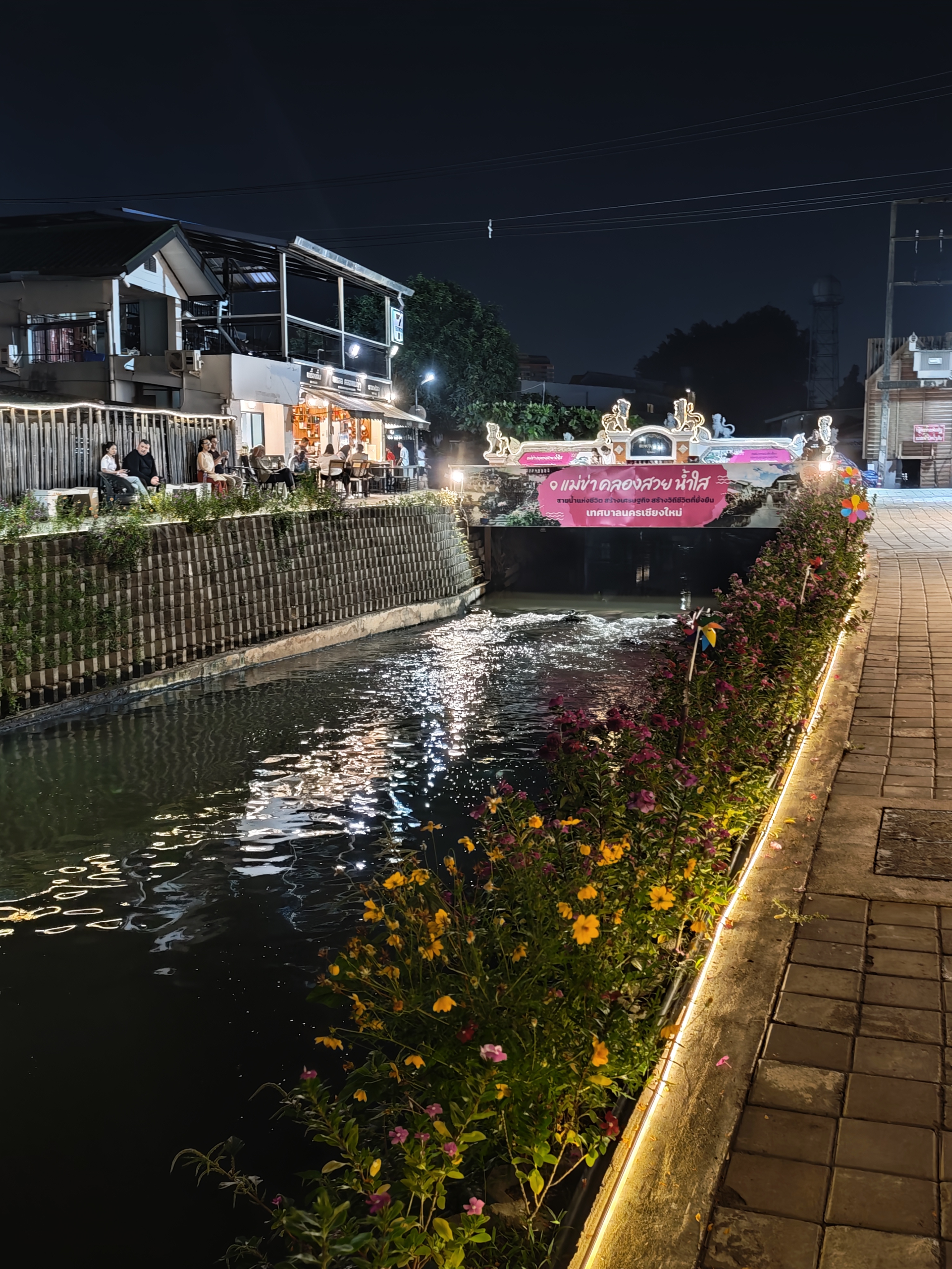 สะพานไม้ข้ามน้ำ